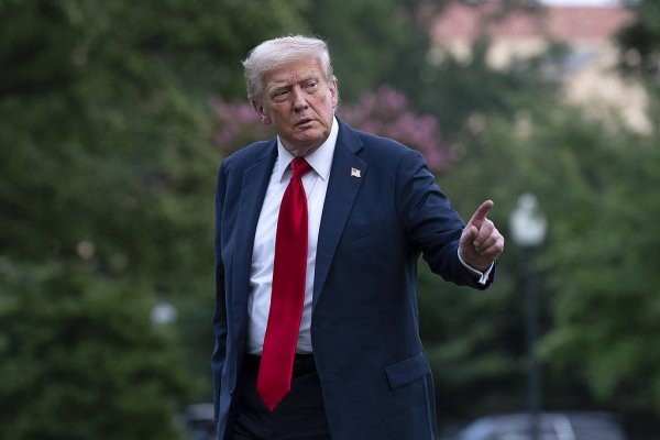 希恩配资网 特朗普：将对俄罗斯征收100%关税