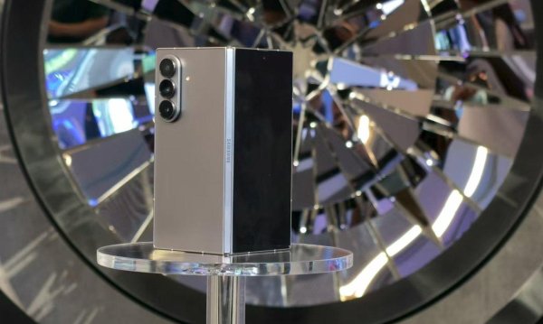 鑫赢智投 为支持S Pen，三星Z Fold 8的背板配置先降级了？