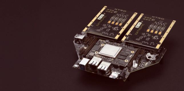 拿柜配资 能效提升万倍！从Google量子出走的他们发布首个热力学AI芯片原型